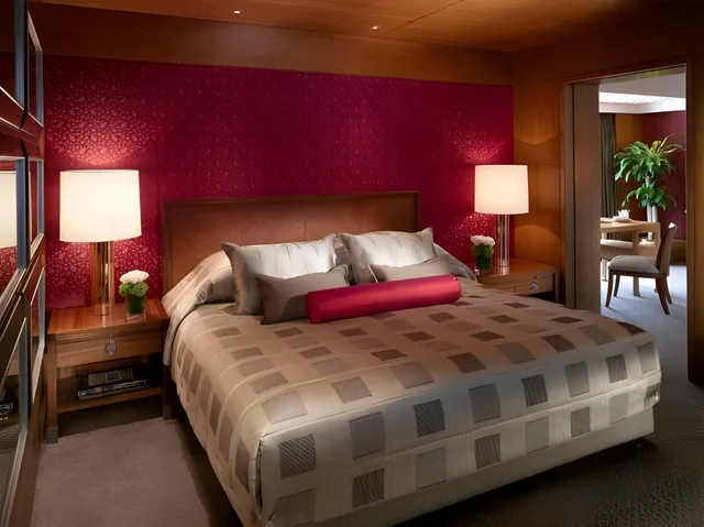 Suite, Queen Bed, Statue Square View, Mandarin Oriental Hong Kong 1/1