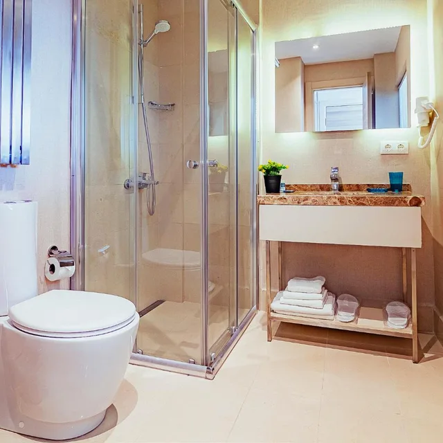 غرفة بسرير كينج بشرفة، Comfort Beige Hotel 8/9