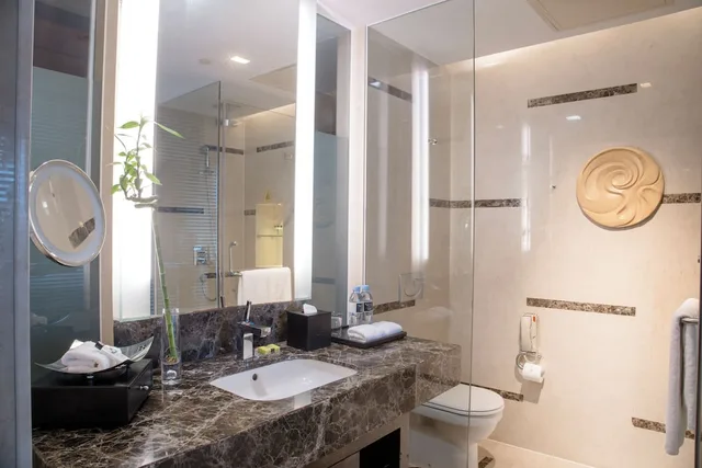 غرفة كلاسيكية بسريرين مزدوجين بإطلالة على البحر مع دخول صالة النادي، INTERCONTINENTAL QINGDAO 5/7