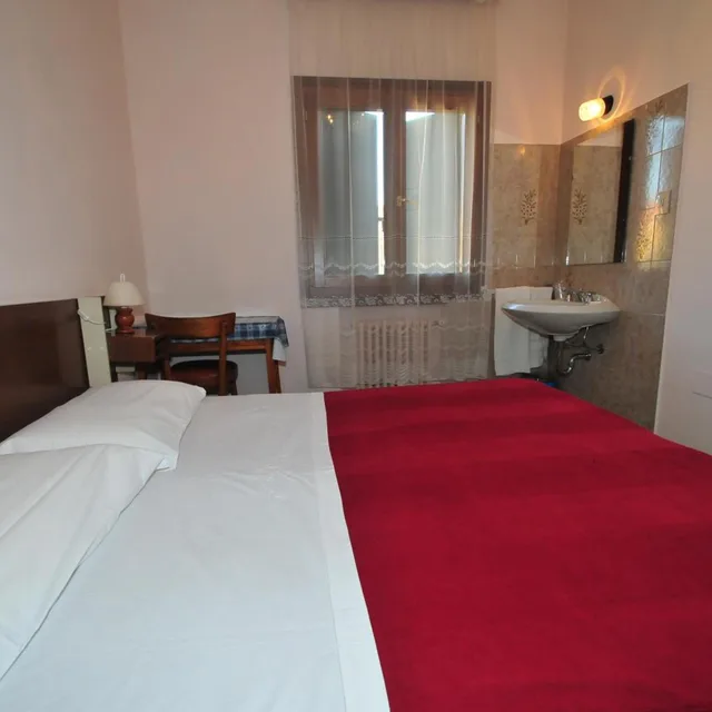 غرفة بسرير مزدوج أو سريرين منفصلين بحمام مشترك، Locanda Sant'anna 4/7