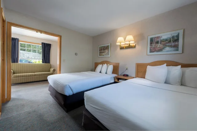 جناح بسريرين مزدوجين بغرفة نوم واحدة مع أريكة بمطبخ، Adirondack Retreat Inn and Suites 1/3