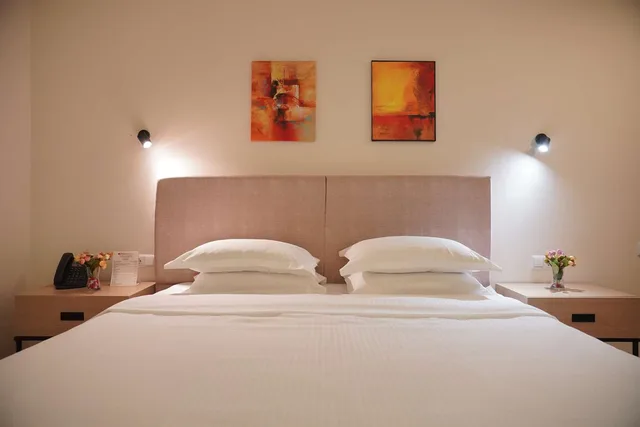 غرفة بسرير كينج وسرير فردي بإطلالة على الجبل بشرفة، Best Western Premier Batumi 4/16