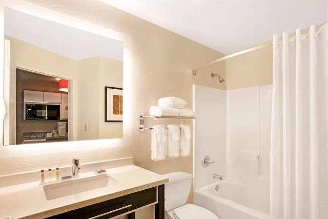 غرفة قياسية بسرير كوين، MainStay Suites Northbrook Wheeling 4/4