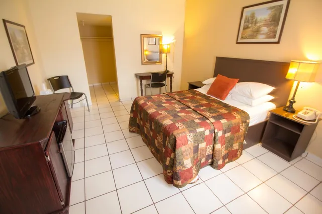 غرفة بسرير مزدوج، Parkway Inn Airport Motel 1/10