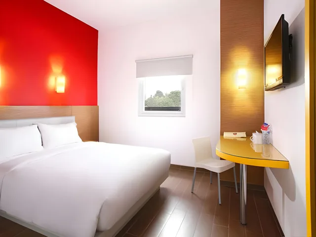 Smart, Hollywood، Amaris La Codefin Kemang 1/2