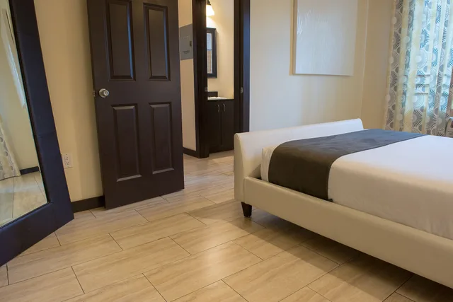 جناح بسرير كوين بغرفة نوم واحدة مع أريكة، Tradewinds Apartment Hotel 6/10