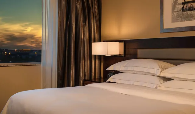 غرفة بسريرين مزدوجين بغرفة نوم واحدة مع أريكة لذوي الإعاقة، Hilton Winnipeg Airport Suites 2/3