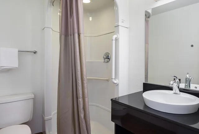 1 Full Bed - Mobility Accessible Tub، Motel6 Pueblo, CO - I-25 7/10