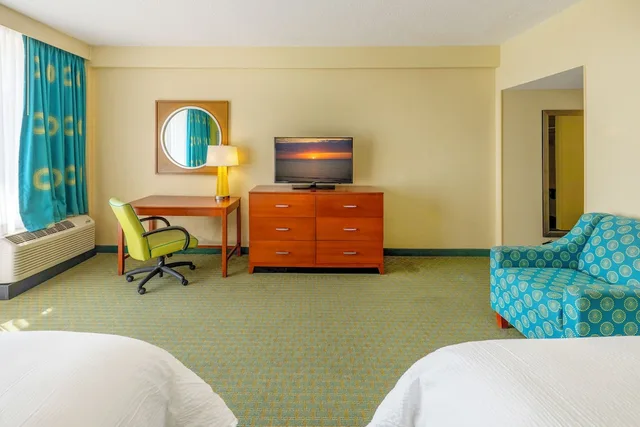 غرفة قياسية بسريرين كوين بإطلالة على المسبح، Holiday Inn Hotel And Suites Virginia Beach North Beach 9/10