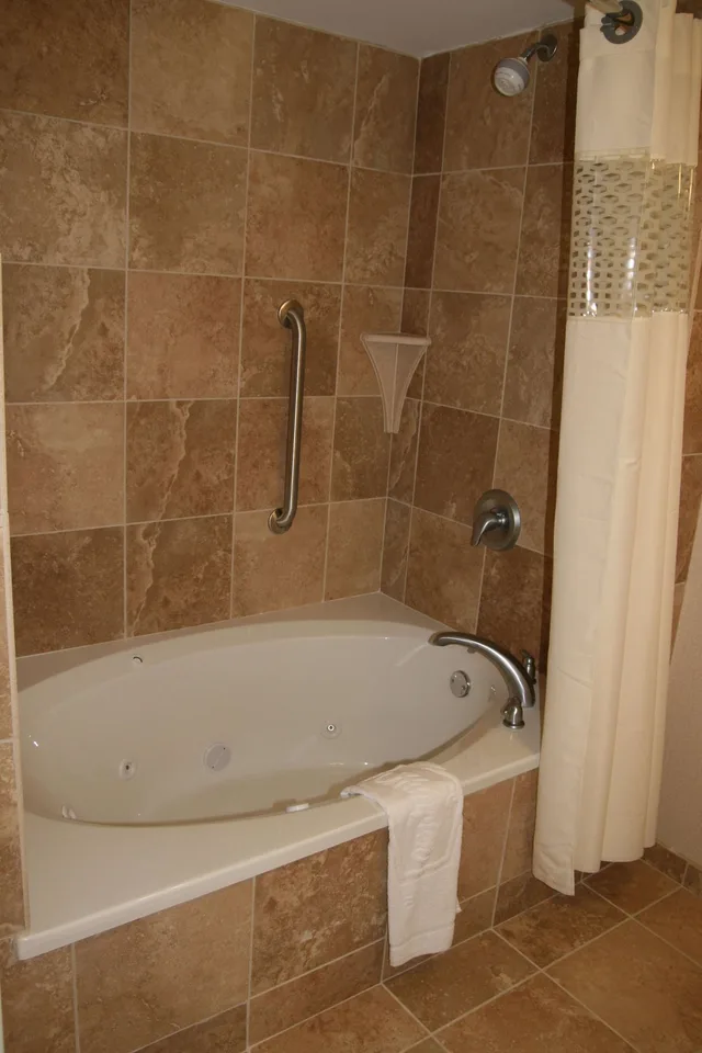 جناح بسرير كينج بشرفة، Hampton Inn And Suites Lanett West Point 7/8