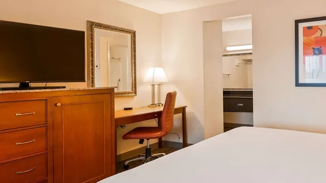 غرفة قياسية بسرير كوين لذوي الإعاقة، Best Western Golden Key 5/7