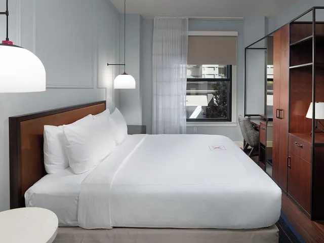 غرفة ديلوكس بسرير كينج لذوي الإعاقة، Axiom Hotel 2/9