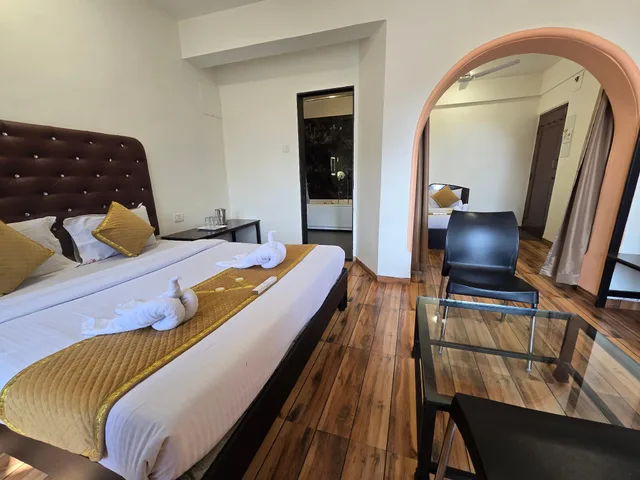 Suite, Queen Bed, Hot Tub, Hotel Vyankatesh 2/2