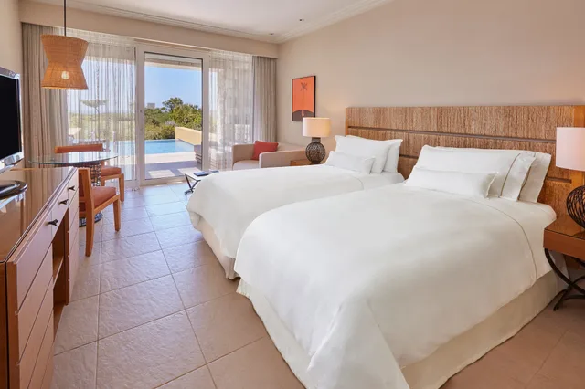 غرفة بريميوم بسريرين منفصلين بإطلالة على البحر بشرفة، The Westin Resort, Costa Navarino 3/9