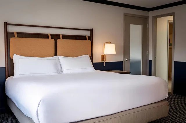 جناح بسرير كينج مع أريكة، Hilton Orrington / Evanston 2/7