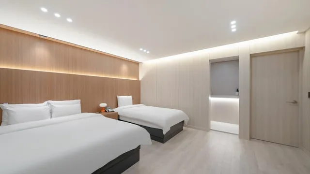 غرفة عائلية بسريرين منفصلين وسرير كينج وسرير فردي، Vip Hotel Mok-Po 1/3