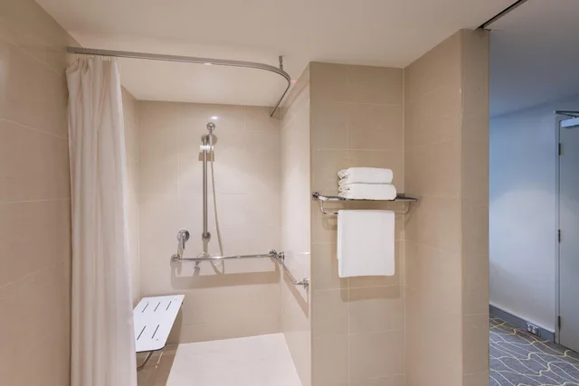 غرفة سوبيريور بسرير كينج، FOUR POINTS BY SHERATON PERTH 8/10