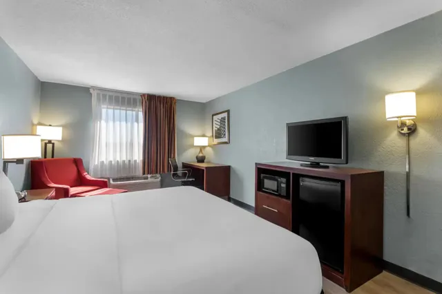 Room, Double Bed, Quality Inn Waverly IA 1/9