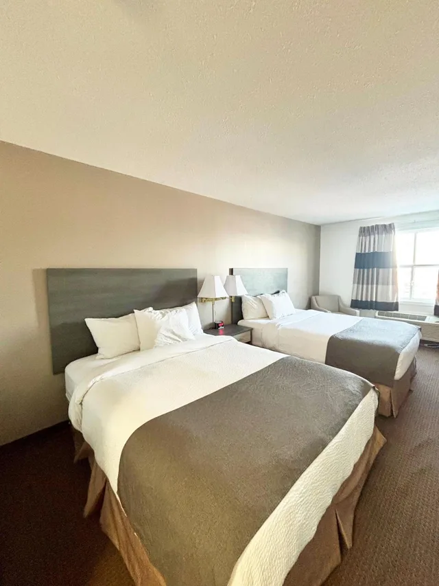 Room, King Bed, 2 Queen Beds, Ramada by Wyndham Sherwood Park 8/10