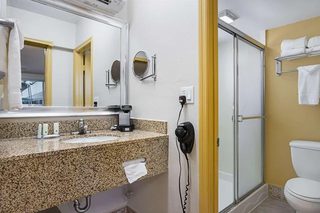 غرفة رباعية بسريرين كوين، Quality Inn and Suites Airport Cruise Port Hollywood 3/4