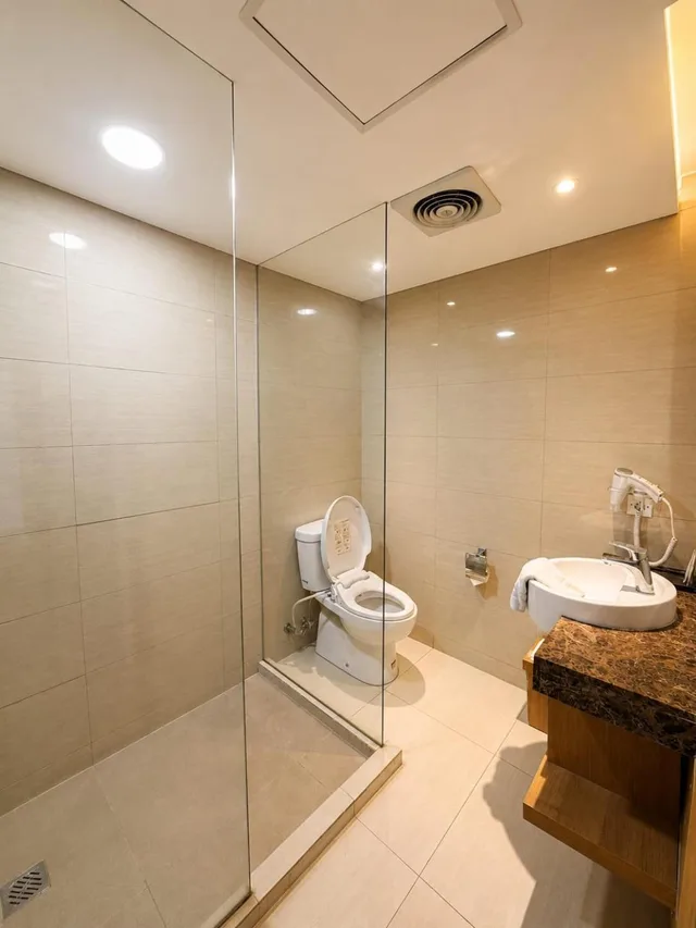 غرفة بزنس ديلوكس بسرير كوين بغرفة نوم واحدة، Grand Tropic Suites Jakarta 2/3