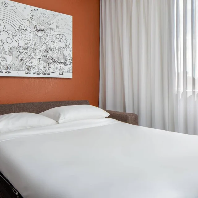 غرفة بسرير كينج مع أريكة مع دخول صالة النادي في طابق مرتفع، Renaissance Indianapolis North Hotel 3/7