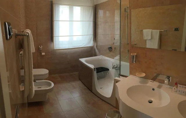 جناح جونيور، Hotel Castello di Septe 3/4