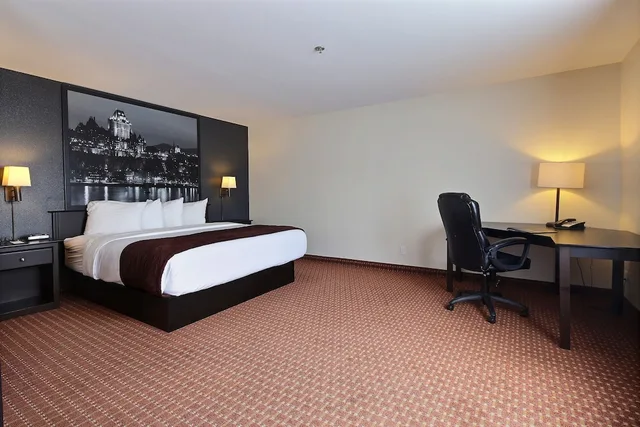 Suite, King Bed, Sofa, Hot Tub, Super 8 By Wyndham Quebec City 4/10