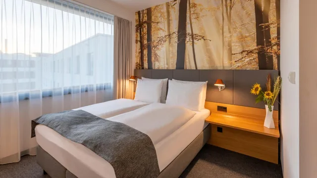 غرفة قياسية بسرير كينج وسرير كوين، Holiday Inn Munich Leuchtenbergring, an IHG Hotel 6/10