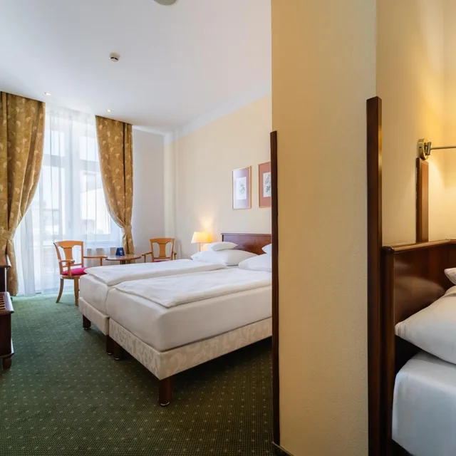 غرفة ثلاثية، Ea Hotel Rokoko 3/9