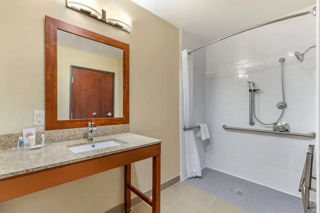 جناح بسرير كينج مع أريكة لذوي الإعاقة، Comfort Suites San Antonio Ft. Sam Houston/SAMMC Area 2/2