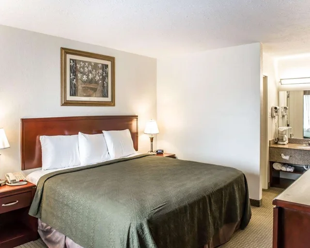 غرفة بسرير كينج، Econo Lodge Monticello 2/3