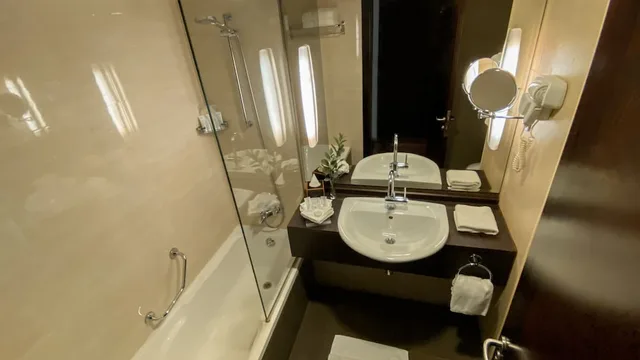 غرفة ديلوكس بسريرين منفصلين بإطلالة على المدينة، Oryx Hotel 7/7