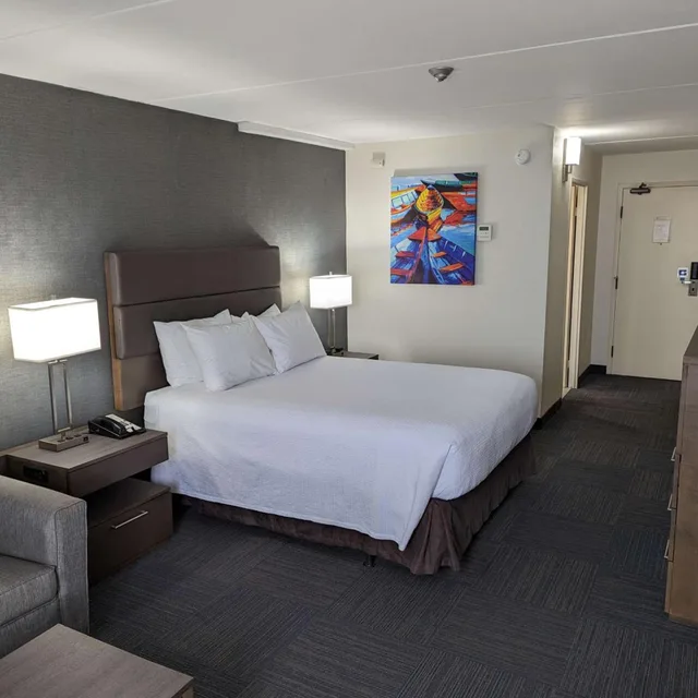 غرفة قياسية بسرير كينج وسرير كوين، Best Western Plus Toronto Airport Hotel 2/5