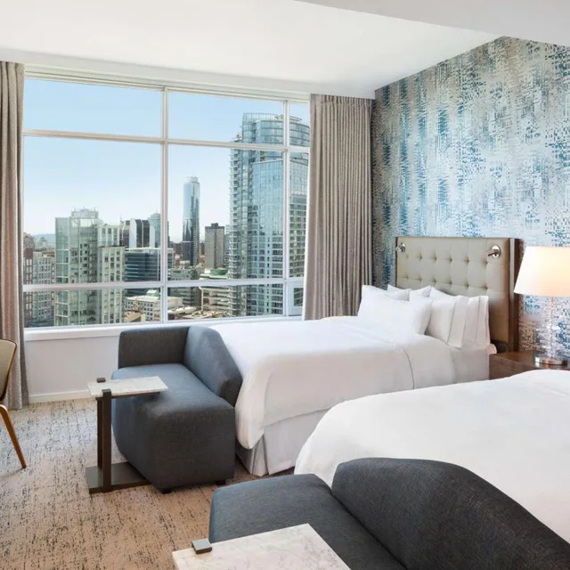 غرفة بسرير كينج وسريرين كوين بإطلالة على المدينة، Hilton Vancouver Downtown 1/2