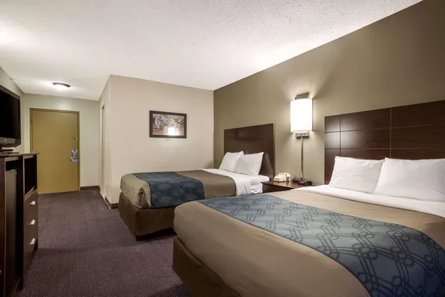 Room, Quadruple, 2 Double Beds, Econo Lodge Darien Lakes 1/6