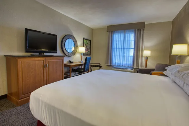 غرفة بسرير كينج لذوي الإعاقة، Drury Inn & Suites Near La Cantera Parkway 4/8