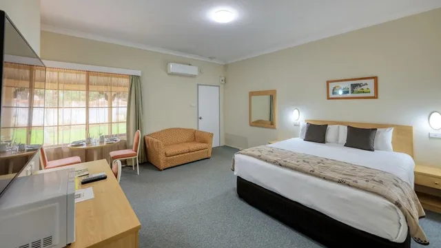 غرفة تنفيذية، Country Gardens Motor Inn 1/2