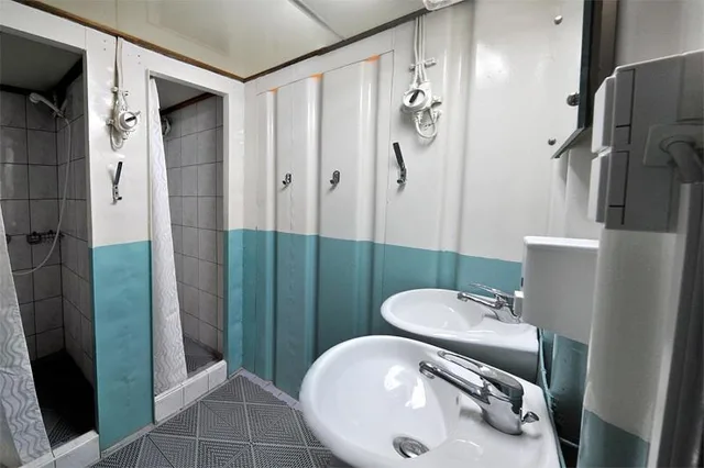 كابينة غربية بسرير مزدوج بحمام مشترك، Eastern Comfort Hotel & Hostelboat 6/10