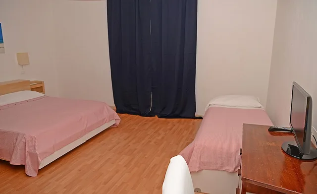 غرفة رباعية بسرير مزدوج وسريرين منفصلين بشرفة، Hotel Kinda 3/4