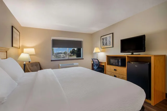 غرفة بسرير كينج لذوي الإعاقة، SureStay Plus Hotel by Best Western Rexburg 2/7