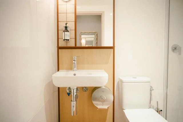 Entire Superior 6 Bed Triple Bunk Ensuite Dorm, Little Drifter Melbourne 2/3
