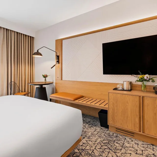 Guest Room, 2 Double Beds, Club Floor، Sheraton Chapel Hill Hotel 2/4