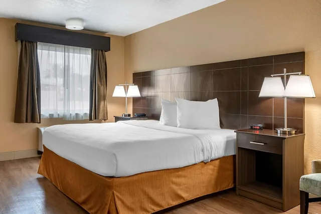 جناح بسرير كوين مع أريكة، Best Western Space Shuttle Inn 7/10