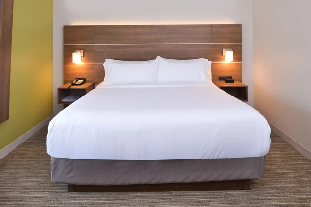 غرفة قياسية بسرير كينج، Holiday Inn Express And Suites Omaha 120th And Maple 4/5