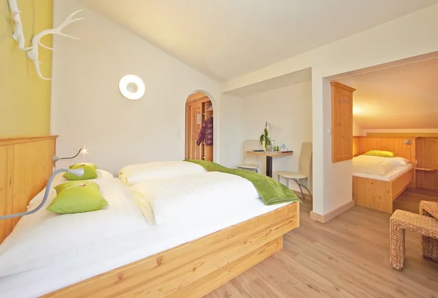 غرفة كومفورت عائلية رباعية بسرير كينج وسرير فردي بإطلالة على الجبل بشرفة مع أريكة، Landhaus Gitti Hotel Garni 3/7
