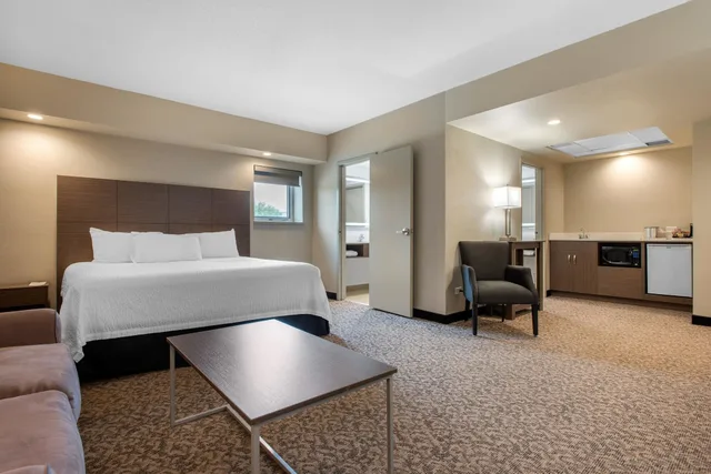 جناح بسرير كوين مع أريكة، Clarion Hotel & Suites Brandon 2/5