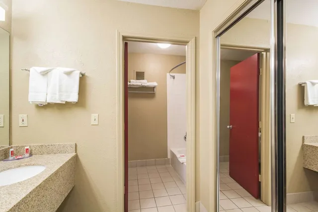 غرفة بسريرين مزدوجين، Econo Lodge Inn and Suites I-35 at Shawnee Mission 4/4