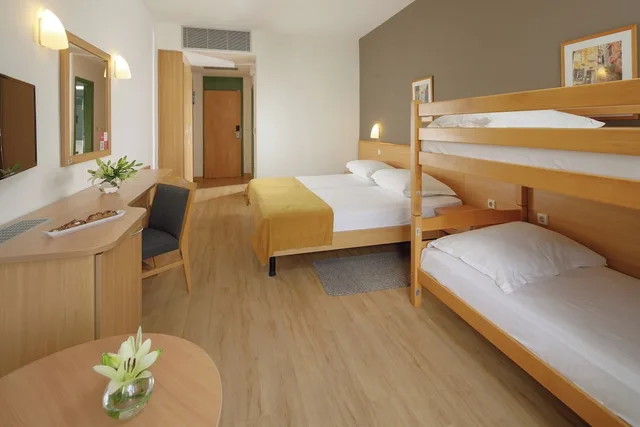 Classic room with balcony park side Family، Hotel Aurora Plava Laguna 5/7