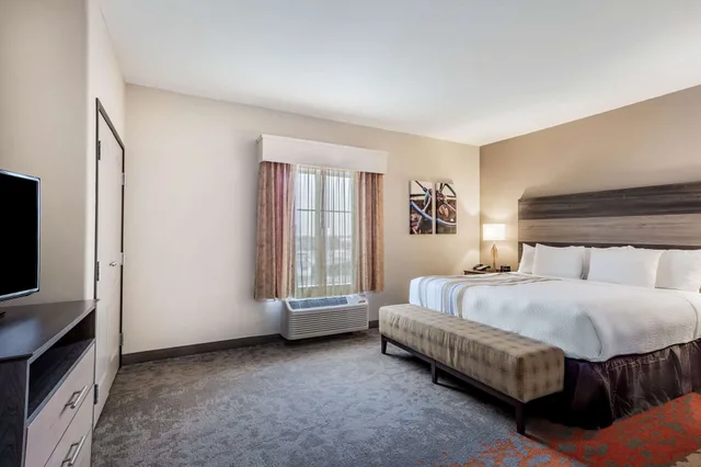 غرفة ديلوكس تنفيذية بسرير كينج، La Quinta Inn Suites By Wyndham Andrews 3/3